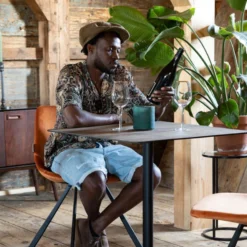 Bistrotafel Vierkant Hout -VTwonen Verkoopwinkel dutchbone braza eettafel metaal vierkant bruin 05 1